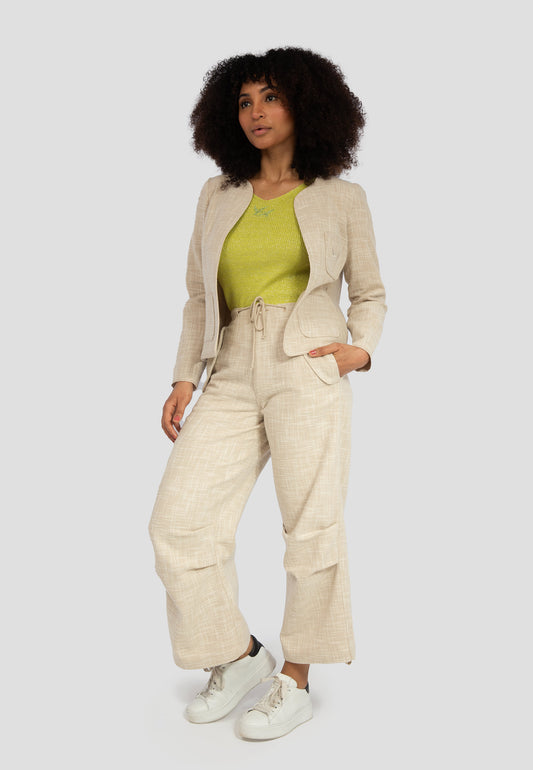Dieses zweiteilige Freizeitkostüm im Oversized-Stil ist die perfekte Wahl für entspannte Tage und bietet höchsten Tragekomfort. Das Set besteht aus einem Oberteil und einer Hose in einer eleganten Beige-Farbe. Gefertigt aus einer hochwertigen Mischung aus 88 % Baumwolle und 12 % Polyester, fühlt sich das Material angenehm auf der Haut an. Das Set hat eine lässige Passform und ein weiches Tragegefühl. Unser Model ist 175 cm groß und trägt Größe M.