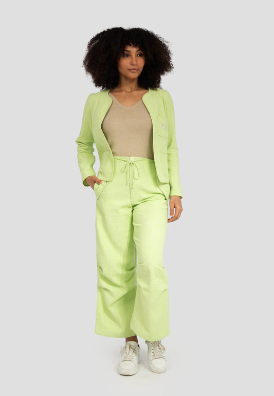 Dieses zweiteilige Freizeitkostüm im Oversized-Stil ist die perfekte Wahl für entspannte Tage und bietet höchsten Tragekomfort. Das Set besteht aus einem Oberteil und einer Hose in einem auffälligen Limetten-Ton. Gefertigt aus einer hochwertigen Mischung aus 88 % Baumwolle und 12 % Polyester, fühlt sich das Material angenehm auf der Haut an. Das Set hat eine lässige Passform. Unser Model ist 175 cm groß und trägt Größe M.