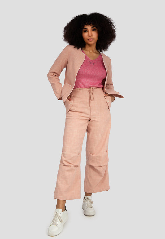 Dieses zweiteilige Freizeitkostüm im Oversized-Stil ist die perfekte Wahl für entspannte Tage und bietet höchsten Tragekomfort. Das Set besteht aus einem Oberteil und einer Hose in der Trendfarbe Peach Fuzz. Gefertigt aus einer hochwertigen Mischung aus 88 % Baumwolle und 12 % Polyester, fühlt sich das Material angenehm auf der Haut an. Das Set hat eine lässige Passform. Unser Model ist 175 cm groß und trägt Größe M.