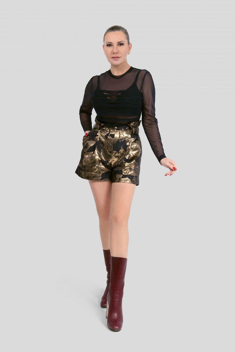 Kaufen Sie die eleganten Golden Shorts aus schimmerndem Samt online. Stilvolle Samt-Shorts für Damen in Gold. Perfekt für festliche Anlässe und elegante Alltags-Outfits. Jetzt online bestellen.
