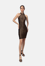 Dieses bronzefarbene Minikleid aus hochwertigem, elastischem Viskose-Jersey aus Italien mit weichem Lurex, der dem Kleid einen auffälligen Glanz verleiht, vereint Eleganz, Komfort und zeitlose Raffinesse. Der figurbetonte Schnitt und die kurze, moderne Länge sorgen für eine verführerische Silhouette, während edle Zierelemente mit Strasssteinen dem Design eine luxuriöse Note verleihen.
