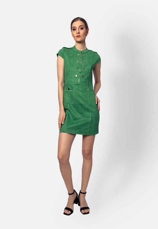 Model trägt ein grünes Minikleid mit Reißverschluss vorne aus veganem Ökoleder.
