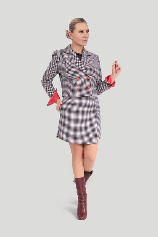 Kaufen Sie die elegante Houndstooth Jacket online. Stilvoller Damen-Blazer mit klassischem Hahnentrittmuster. Perfekt für Business- und Freizeit-Outfits. Jetzt online bestellen.