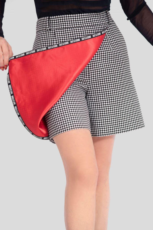 Kaufen Sie die Houndstooth Shorts mit Hahnentrittmuster online. Kurze Damenshorts, elegant und vielseitig. Perfekt für stilvolle Alltags- und Business-Looks. Weltweiter Versand.