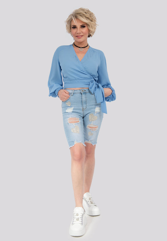 Zerrissene Denim-Bermudashorts mit Herz aus Strasssteinen