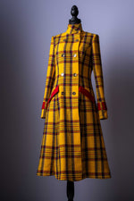 Machen Sie die kalte Jahreszeit zu Ihrem modischen Highlight mit diesem atemberaubenden, langen Damen-Mantel. Dieses Kleidungsstück ist eine perfekte Kombination aus klassischem Design und mutigen, modernen Details, die Sie von der Masse abheben.