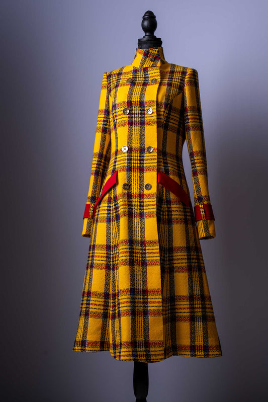 Machen Sie die kalte Jahreszeit zu Ihrem modischen Highlight mit diesem atemberaubenden, langen Damen-Mantel. Dieses Kleidungsstück ist eine perfekte Kombination aus klassischem Design und mutigen, modernen Details, die Sie von der Masse abheben.