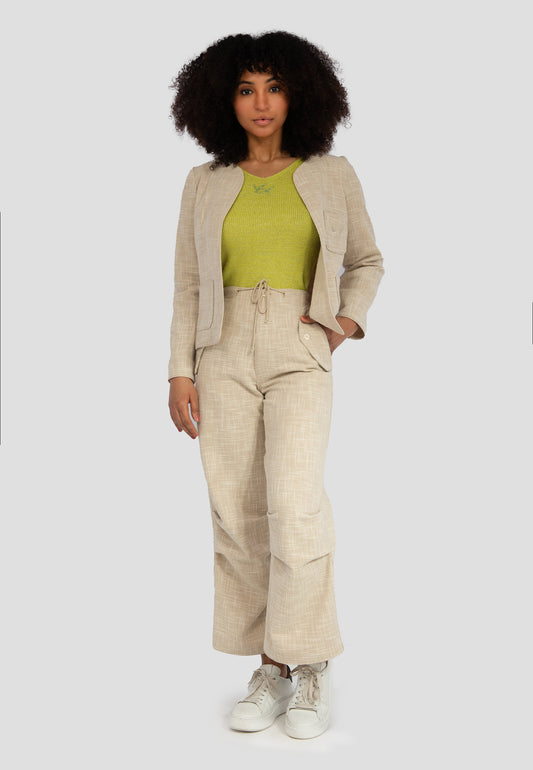 Beschreibung des Produkts
Diese leichte und stilvolle Jacke ist das perfekte Kleidungsstück für den Übergang oder als elegante Ergänzung zu Ihrem Alltags-Outfit. Gefertigt aus einem hochwertigen Baumwoll-Polyester-Mix (88 % Baumwolle, 12 % Polyester), bietet sie ein angenehmes Tragegefühl und ist gleichzeitig strapazierfähig. Der lockere, aber dennoch taillierte Schnitt sorgt für eine schmeichelhafte Silhouette.
Die Jacke verfügt über ein klassisches Design mit einem Kragen und einem weichen Fall, der sie 