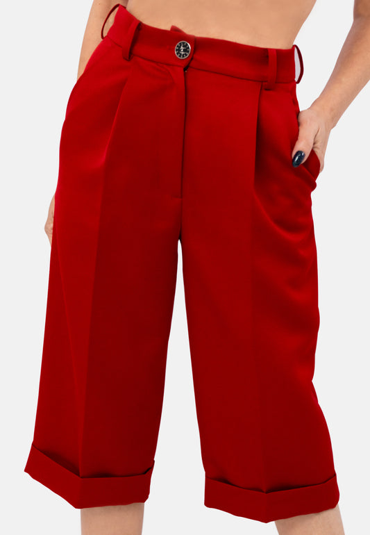 Beschreibung:
Entdecken Sie die Long Shorts, die perfekte Kombination aus Komfort und Stil für warme Tage. Diese Shorts sind aus einem strapazierfähigen, knitterarmen Material gefertigt (100% Polyester) und ideal für einen entspannten und zugleich eleganten Look. Der elastische Bund sorgt für eine bequeme Passform, während die großzügigen Beine Ihnen volle Bewegungsfreiheit bieten. Ob für Freizeit oder ein lockeres Business-Outfit, diese Shorts sind ein vielseitiges Must-have für Ihre Sommergarderobe.
