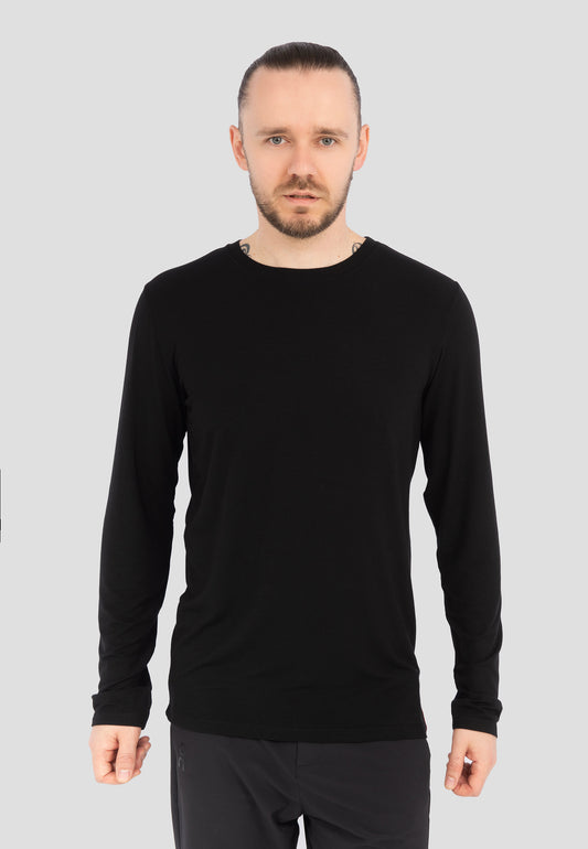 Produktbeschreibung
Dieses Herren-Longsleeve-T-Shirt mit Rundhalsausschnitt bietet außergewöhnlichen Komfort und Stil. Gefertigt aus einer superweichen und dehnbaren Modal-Stretch-Qualität, sorgt es für ein angenehmes Tragegefühl, ist schnelltrocknend und nahezu knitterarm. Die hohe Feuchtigkeitsaufnahme macht es ideal für den täglichen Gebrauch.