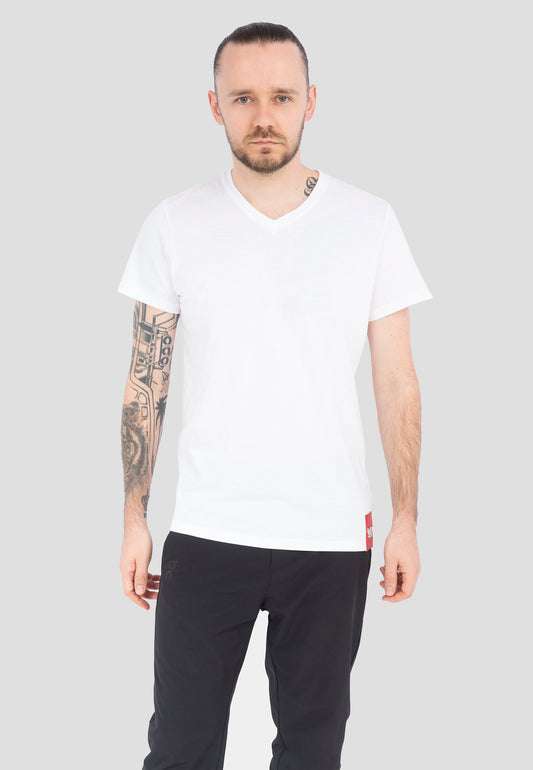 Dieses weiße Herren-T-Shirt (Men Modal white t-shirt) mit V-Ausschnitt ist ein zeitloses Basic, das Komfort und Stil vereint. Hergestellt aus einer Mischung aus 50 % Modal und 50 % Baumwolle, bietet es ein superweiches Tragegefühl. Die hochwertige Materialzusammensetzung macht das T-Shirt angenehm elastisch, schnelltrocknend und besonders saugfähig.