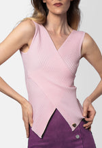 „Mila“ – Sommerliches Stricktop in zartem Rosé mit femininer Wickeloptik. Handgefertigt in der Schweiz.