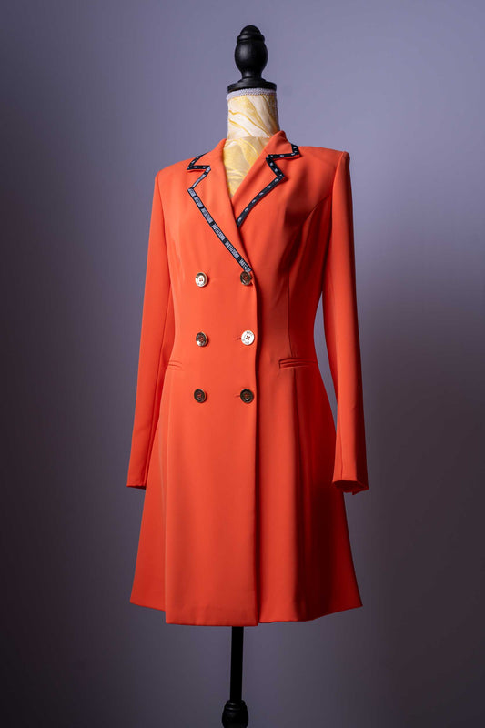 Dieses elegante orange Blazerkleid ist ein echtes Statement-Piece, das Ihrem Kleiderschrank eine Portion Selbstbewusstsein verleiht. Mit seinem einzigartigen Design und der leuchtenden Farbe sind Sie bei jedem Anlass der Hingucker.