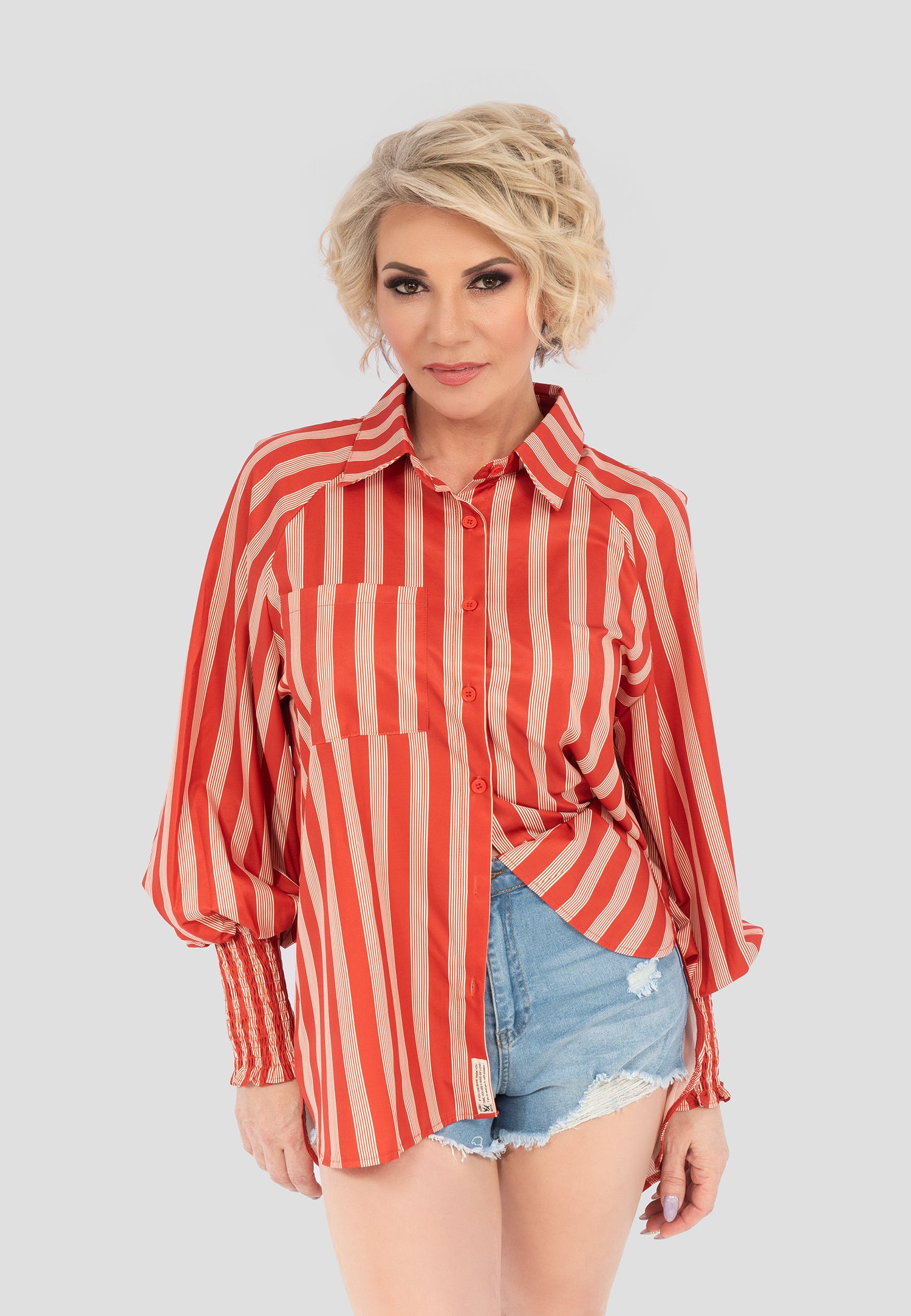 Diese Oversize striped Hemdbluse ist ein modernes und stilvolles Kleidungsstück, das durch seinen lässigen, überdimensionierten Schnitt besticht. Hergestellt aus 100 % Polyester, bietet die Bluse einen geraden Schnitt und extralange Ärmel, die für einen trendigen Look sorgen.