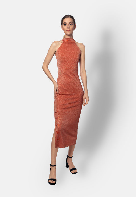 Dieses pfirsichfarbene Midikleid aus hochwertigem, elastischem Viskose-Jersey aus Italien mit weichem Lurex, der dem Kleid einen auffälligen Glanz verleiht, vereint Eleganz, Komfort und zeitlose Raffinesse. Der figurbetonte Schnitt und die schmeichelnde Midilänge unterhalb des Knies sorgen für eine elegante Silhouette, während feine Zierelemente mit Strasssteinen dem Design eine luxuriöse Note verleihen.