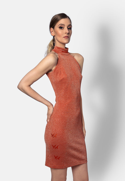Dieses pfirsichfarbene Minikleid aus hochwertigem, elastischem Viskose-Jersey aus Italien mit weichem Lurex, der dem Kleid einen auffälligen Glanz verleiht, vereint Eleganz und Komfort. Die figurbetonte Passform betont die Silhouette, während feine Zierelemente mit Strasssteinen einen Hauch von Luxus verleihen.