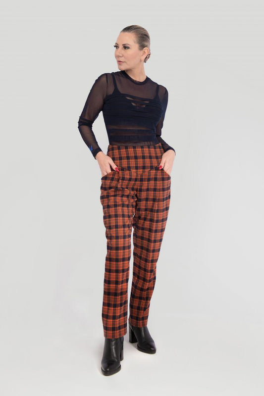 Kaufen Sie die eleganten Plaid Trousers online. Stilvolle Damenhosen mit klassischem Karo-Muster. Perfekt für Business- und Freizeit-Outfits. Jetzt online bestellen.