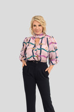 Kaufen Sie die elegante Premium Seidenbluse online. 100 % reine Seide, hoher Kragen und luxuriöser Glanz. Perfekt für einen zeitlosen und stilvollen Look. Jetzt online bestellen.