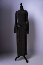 Dieses elegante Maxi-Strickkleid mit Rollkragen ist ein absolutes Must-have für Ihre Garderobe. Durch seinen figurbetonten Schnitt und den schmeichelnden Wickelgürtel zaubert es eine wunderschöne Silhouette. Die feine Strickstruktur und der Rollkragen verleihen dem Kleid eine luxuriöse Note, die es perfekt für festliche Anlässe, aber auch für einen stilvollen Büro-Look macht.