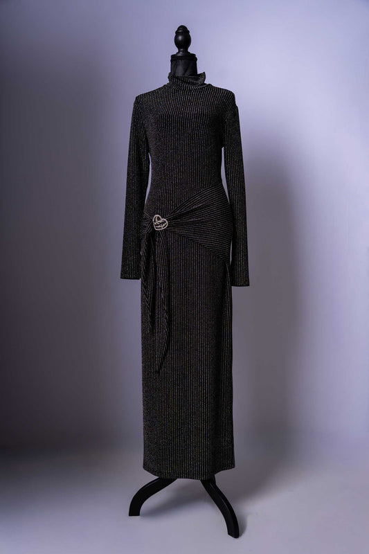 Dieses elegante Maxi-Strickkleid mit Rollkragen ist ein absolutes Must-have für Ihre Garderobe. Durch seinen figurbetonten Schnitt und den schmeichelnden Wickelgürtel zaubert es eine wunderschöne Silhouette. Die feine Strickstruktur und der Rollkragen verleihen dem Kleid eine luxuriöse Note, die es perfekt für festliche Anlässe, aber auch für einen stilvollen Büro-Look macht.
