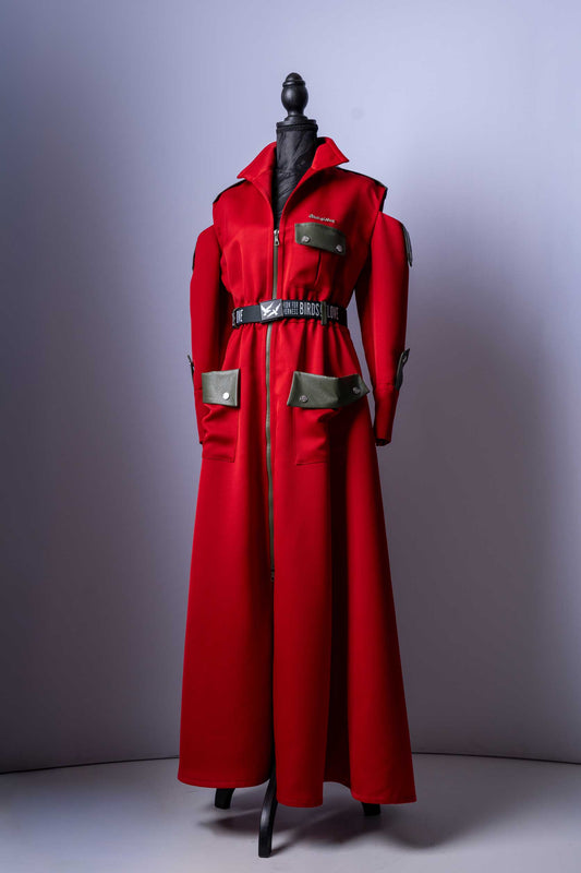 Machen Sie einen unvergesslichen Auftritt in diesem roten Mantelkleid! Dieses einzigartige Kleidungsstück ist eine perfekte Kombination aus Eleganz und kühnem, modernem Design, das Sie von der Masse abhebt.