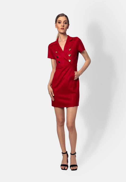 Dieses rote Minikleid aus strukturiertem Ökoleder sitzt figurbetont und verleiht eine starke, selbstbewusste Silhouette. Der sichtbare Reißverschluss vorn sorgt für Komfort und einen modernen Touch, während dekorative Knöpfe und seitliche Zierstreifen mit Branding stilvolle Details setzen.