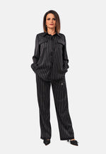 Produktbeschreibung:
Verleihen Sie Ihrem Look einen Hauch von Eleganz mit diesem fließenden Satin-Hemd, das mit funkelnden Strasssteinen verziert ist. Das weiche und schimmernde Material sorgt für eine feminine Silhouette, während die dezenten Strass-Details für einen luxuriösen Glanz sorgen.

Dieses vielseitige Hemd eignet sich perfekt für besondere Anlässe, kann aber auch einen schlichten Alltagslook aufwerten. Kombinieren Sie es mit einer klassischen Hose oder einem Rock, um ein elegantes Ensemble zu sch