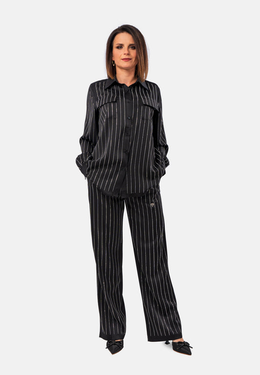 Produktbeschreibung:
Verleihen Sie Ihrem Look einen Hauch von Eleganz mit diesem fließenden Satin-Hemd, das mit funkelnden Strasssteinen verziert ist. Das weiche und schimmernde Material sorgt für eine feminine Silhouette, während die dezenten Strass-Details für einen luxuriösen Glanz sorgen.

Dieses vielseitige Hemd eignet sich perfekt für besondere Anlässe, kann aber auch einen schlichten Alltagslook aufwerten. Kombinieren Sie es mit einer klassischen Hose oder einem Rock, um ein elegantes Ensemble zu sch