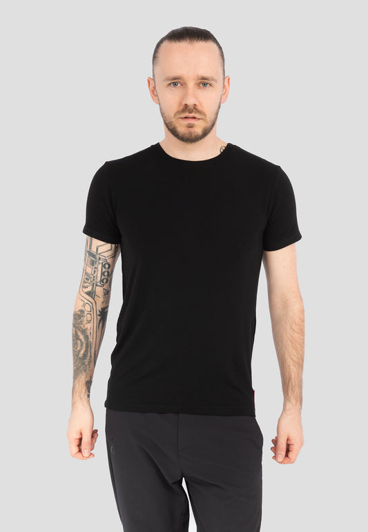 Produktbeschreibung
Dieses schwarze Herren-T-Shirt mit kurzen Ärmeln ist ein unverzichtbares Basic für jede Garderobe. Dank der superweichen Micromodal-Stretch-Qualität (92 % Micromodal, 8 % Elastan) bietet es höchsten Tragekomfort. Das Material ist nicht nur angenehm elastisch, sondern auch schnelltrocknend und besonders feuchtigkeitsaufnehmend.