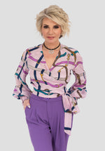 Die elegante Seiden-Wickelbluse "Purple" ist ein echtes Statement-Piece für Ihre Garderobe. Der einzigartige Print in Lilatönen verleiht der Bluse eine luxuriöse und persönliche Note. Gefertigt aus einem luxuriösen Materialmix aus Seide und Polyamid, bietet die Bluse einen fließenden, leichten Fall und höchsten Tragekomfort.