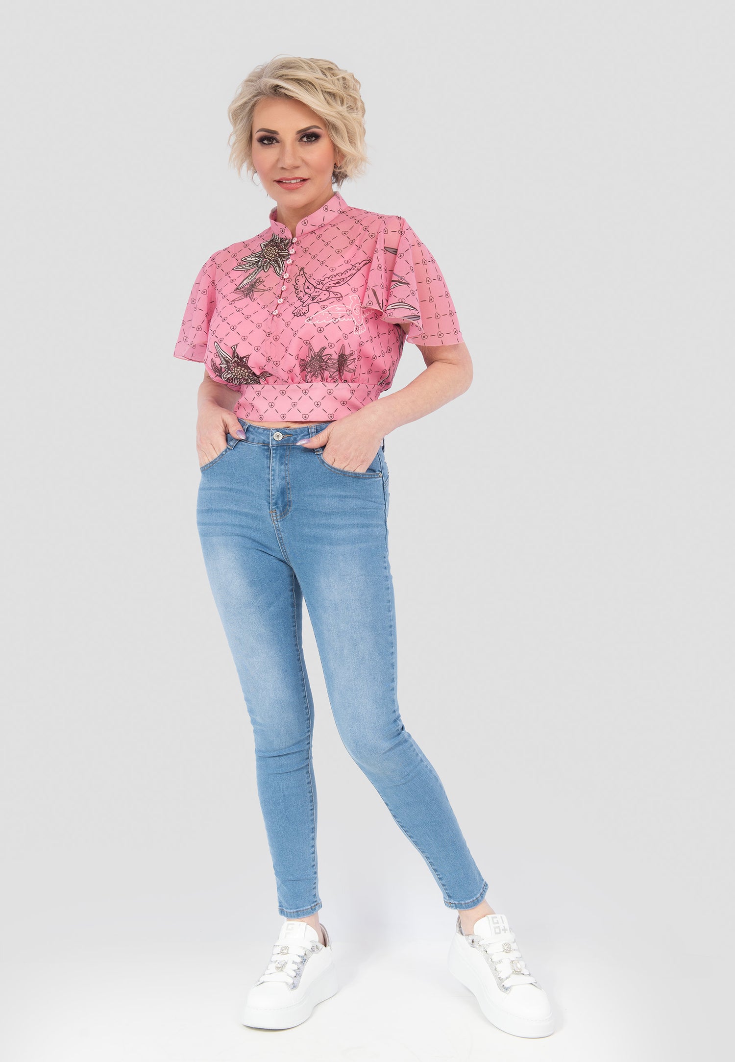 Diese&nbsp;Skinny stretch jeans with rhinestone wings sind das perfekte Gleichgewicht aus Komfort, Stil und Selbstbewusstsein. Die Jeans mit hoher Taille sind aus einem hochwertigen Stretch-Material aus Baumwolle, Polyester und Elastan gefertigt, das sich angenehm an den Körper schmiegt. Der gerade Schnitt sorgt für eine schmeichelhafte Silhouette. Das Highlight sind die glänzenden Strassflügel-Details, die den Jeans eine extravagante Note verleihen.