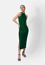 Dieses smaragdgrüne Midikleid aus hochwertigem, elastischem Viskose-Jersey aus Italien mit weichem Lurex, der dem Kleid einen auffälligen Glanz verleiht, vereint Eleganz, Komfort und zeitlose Raffinesse. Der figurbetonte Schnitt und die schmeichelnde Midilänge unterhalb des Knies sorgen für eine elegante Silhouette, während edle Zierelemente mit Strasssteinen dem Design eine luxuriöse Note verleihen.