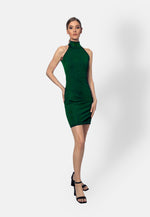 Dieses smaragdgrüne Minikleid aus hochwertigem, elastischem Viskose-Jersey aus Italien mit weichem Lurex, der dem Kleid einen auffälligen Glanz verleiht, vereint Eleganz, Komfort und zeitlose Raffinesse. Der figurbetonte Schnitt und die kurze, moderne Länge sorgen für eine verführerische Silhouette, während edle Zierelemente mit Strasssteinen dem Design eine luxuriöse Note verleihen.