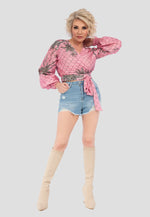 Diese&nbsp;Stretch denim shorts with rhinestone wings sind das perfekte Gleichgewicht aus Komfort und Stil für den Sommer. Die hohe Taille und der Push-up-Effekt sorgen für eine schmeichelhafte Passform. Gefertigt aus einem hochwertigen Denim-Stretch-Material, das eine Mischung aus Baumwolle, Polyester und Elastan enthält, bieten sie nicht nur einen idealen Sitz, sondern auch maximale Bewegungsfreiheit.