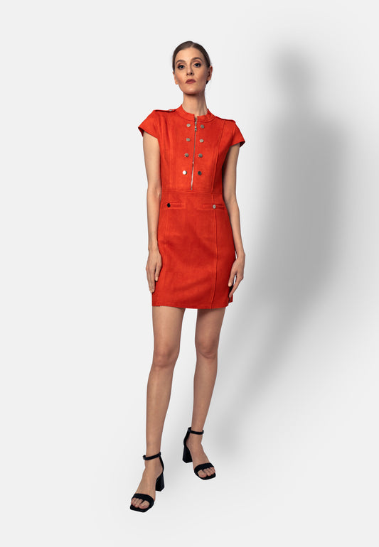 Dieses terrakottafarbene Minikleid aus strukturiertem Ökoleder sitzt figurbetont und verleiht eine starke Silhouette. Der sichtbare Reißverschluss sorgt vorn für Komfort und einen modernen Look, während dekorative Knöpfe und seitliche Zierstreifen mit Branding stilvolle Akzente setzen.