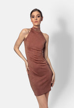 Dieses Minikleid in zartem Tiramisu-Ton aus hochwertigem, elastischem Viskose-Jersey aus Italien mit weichem Lurex, der dem Kleid einen auffälligen Glanz verleiht, vereint Eleganz und Komfort. Die figurbetonte Passform betont die Silhouette, während edle Zierelemente mit Strasssteinen für einen Hauch von Luxus sorgen.