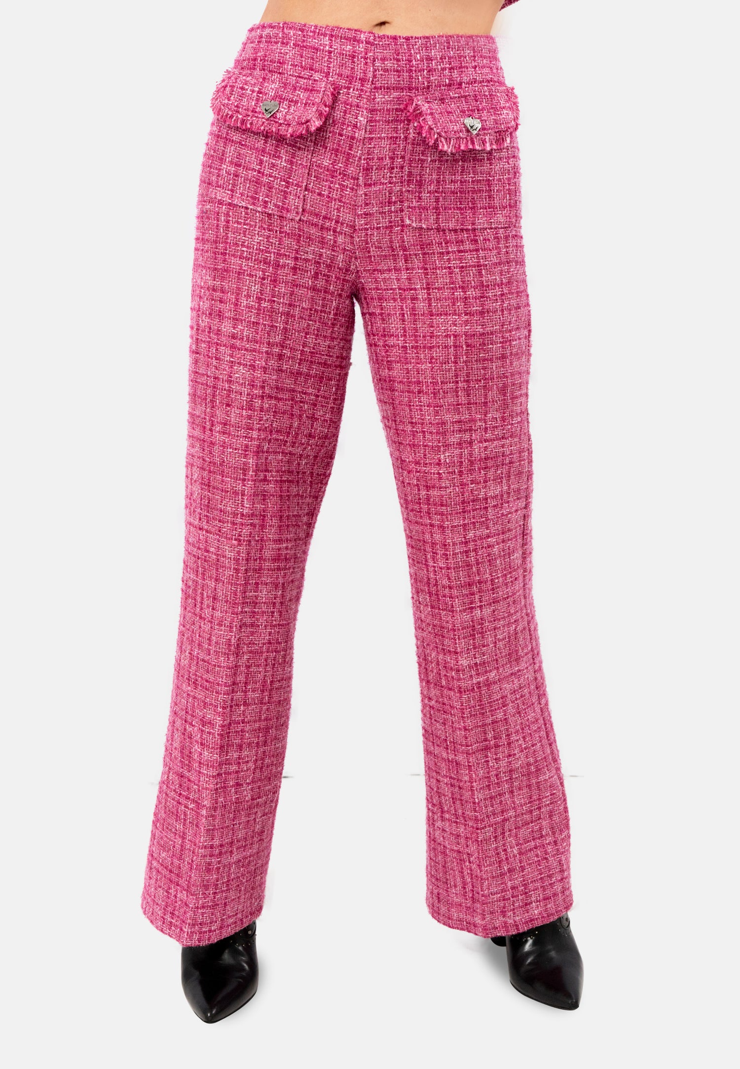 Produktbeschreibung:
Verleihen Sie Ihrem Look mit dieser stilvollen Tweed-Hose eine elegante Note. Sie ist aus einem dichten, aber dennoch bequemen Tweed-Stoff gefertigt, sitzt perfekt und die dekorativen Knöpfe setzen einen einzigartigen Akzent.

Diese vielseitige Hose lässt sich sowohl mit einem Blazer für einen eleganten Business-Look als auch mit einem gemütlichen Pullover und Stiefeln für einen entspannten Alltagsstil kombinieren. Sie ist die perfekte Grundlage für eine Vielzahl von modischen Outfits.