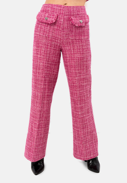 Produktbeschreibung:
Verleihen Sie Ihrem Look mit dieser stilvollen Tweed-Hose eine elegante Note. Sie ist aus einem dichten, aber dennoch bequemen Tweed-Stoff gefertigt, sitzt perfekt und die dekorativen Knöpfe setzen einen einzigartigen Akzent.

Diese vielseitige Hose lässt sich sowohl mit einem Blazer für einen eleganten Business-Look als auch mit einem gemütlichen Pullover und Stiefeln für einen entspannten Alltagsstil kombinieren. Sie ist die perfekte Grundlage für eine Vielzahl von modischen Outfits.