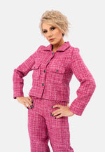 Produktbeschreibung:
Diese Tweed-Jacke mit Kragen ist die perfekte Kombination aus klassischem und modernem Stil und wird zu einem unverzichtbaren Teil Ihrer Garderobe. Sie ist aus strukturiertem Tweed gefertigt und verleiht jedem Outfit eine exquisite und raffinierte Note. Der klassische Schnitt und der Kragen betonen die Eleganz, während das dichte Material für Komfort und Wärme sorgt.

Diese vielseitige Jacke lässt sich sowohl mit Business-Hosen und Bleistiftröcken als auch mit Jeans und einem T-Shirt ko