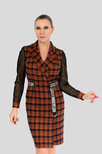 Kaufen Sie das lange Woll-Westenkleid im Karo-Muster Plaid Waistcoat Dress. Elegant, warm und vielseitig – perfekt für stilvolle Büro- oder Alltags-Outfits. Weltweiter Versand.