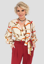 Produktbeschreibung
Die elegante Wickelbluse "Carmen" besticht durch ihr einzigartiges Design mit einem femininen Cache-Cœur-Ausschnitt und einem markanten Print. Gefertigt aus einem luxuriösen Materialmix aus Seide und Polyamid, fällt die Bluse fließend und fühlt sich wunderbar auf der Haut an.