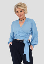 Die elegante Wickelbluse "Sky blue" ist ein vielseitiges Kleidungsstück, das durch seinen charmanten Wickel-Look besticht. Sie ist aus einem hochwertigen Materialmix von 75 % Viskose, 15 % Elastan und 10 % Polyester gefertigt, was für ein fließendes Tragegefühl und eine perfekte Passform sorgt.