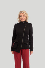 Kaufen Sie die Übergangsjacke A-Linien-Asymmetrisch online. Stilvolle Damenjacke mit asymmetrischem Schnitt und A-Linien-Form. Perfekt für die Übergangszeit. Jetzt online bestellen.