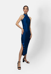 Model trägt ein silbergraues Minikleid von Birds of Love aus italienischem Viskose-Jersey mit Lurex und Ziersteinen – handgefertigt in der Schweiz.
