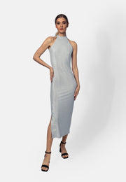 Model trägt ein silbergraues Viskose-Jersey-Midikleid von Birds of Love mit Lurex und funkelnden Zierelementen – handgefertigt in der Schweiz.