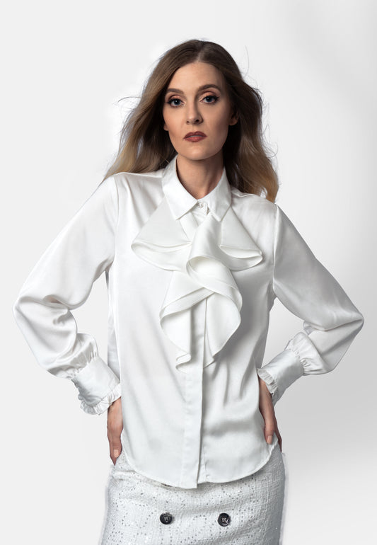 trägt die weiße Bluse „Colette“ von Birds of Love mit Jabot aus Baumwollsatin – handgefertigt in der Schweiz.