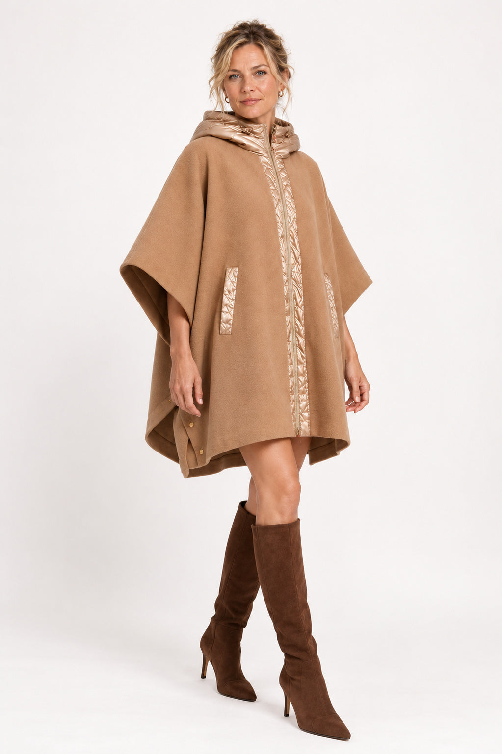 Cape-Mantel in Camel mit Kapuze