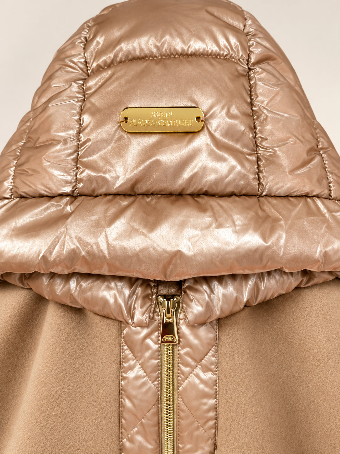 Cape-Mantel in Camel mit Kapuze