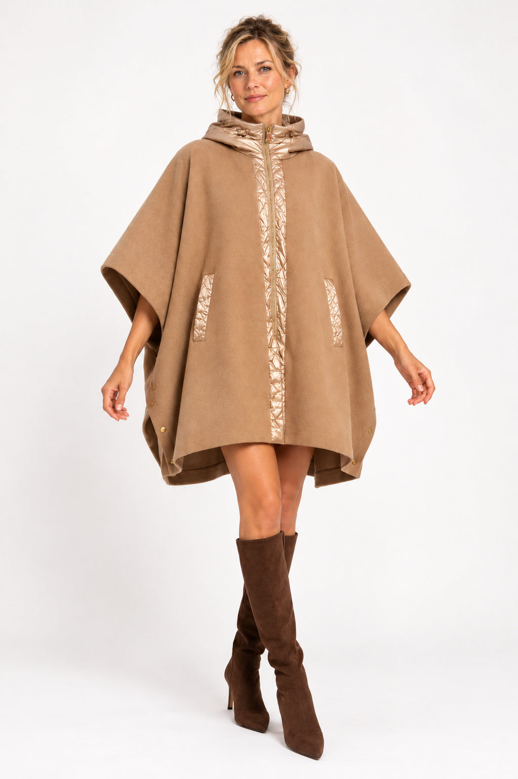 Cape-Mantel in Camel mit Kapuze