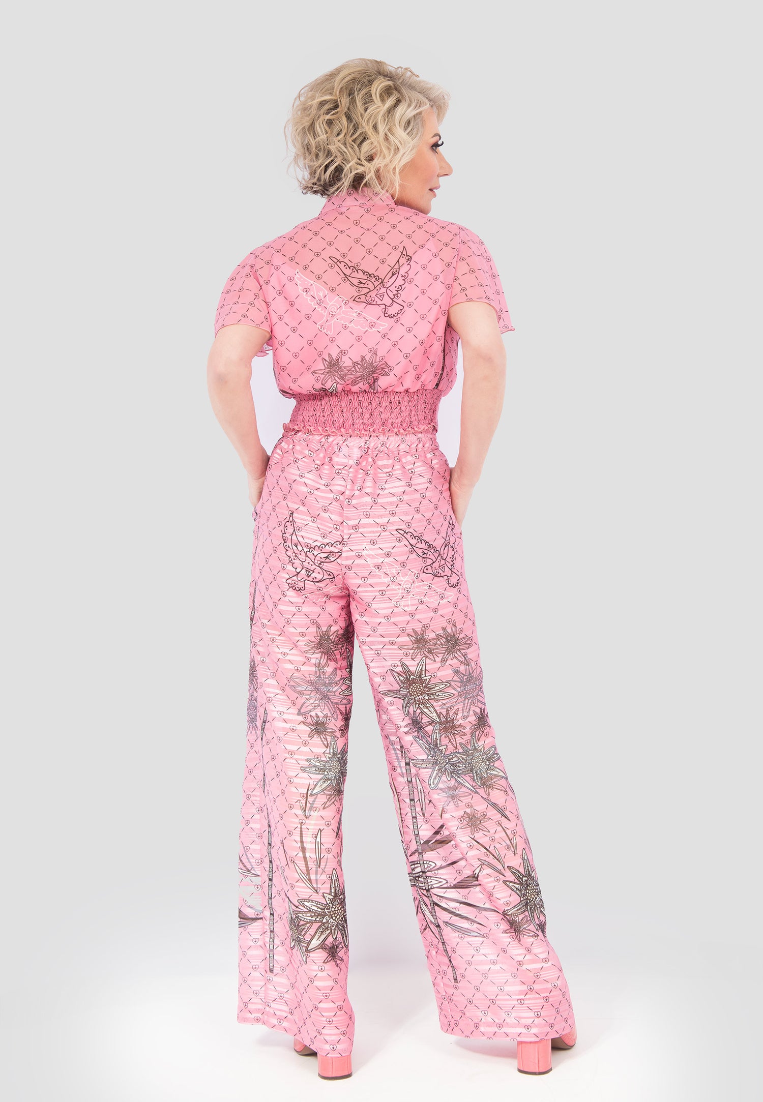 Rückansicht des rosa Edelweiss-Jumpsuits mit floraler Stickerei – handgefertigte Trachtenmode von Birds of Love, inspiriert von der Schweizer Tradition.